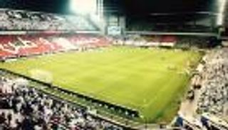 امتلاء ملعب محمد بن زايد يدفع مشجعين للمشاهدة التلفزيونية