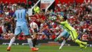 بالفيديو.. خطأ برافو يهدي إبراهيموفيتش هدفا في شباك السيتي