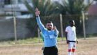 حدث في غزة: حكم فلسطيني ينسى بطاقاته وآخر بدون صافرة!