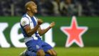 براهيمي.. نجم جزائري مطلوب لعمالقة إنجلترا