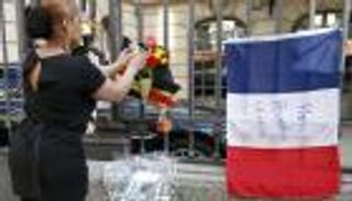 بالصور.. العالم يتضامن مع بروكسل بـ"القلوب والشموع والزهور"