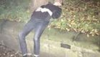 بريطاني يلتحف شجرة ويطالب بإغلاق النوافذ