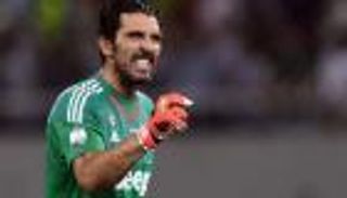 بالفيديو.. بوفون حارس مرمى حتى في إجازته