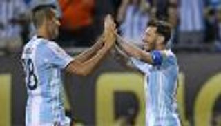 بالفيديو.. لاميلا يرتدي ثوب ميسي أمام بوليفيا