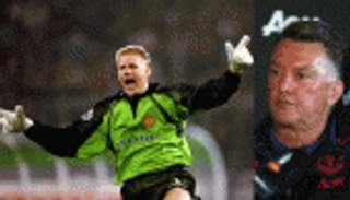 حارس يونايتد الأسبق ينصح فان جال بتوظيف نجميه بشكل صحيح