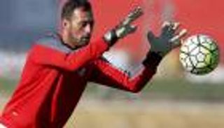 حارس إشبيلية يعود للتدريبات بعد غياب 92 يومًا