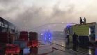 صور..الدفاع المدني يسيطرعلى حريق سوق الخضروات بميناء أبو ظبي