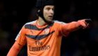 الطبيب يمنع تشيك من خلع خوذته