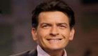 نجم هوليوود تشارلي شين يدفع عن نفسه شبهات إصابته بالإيدز