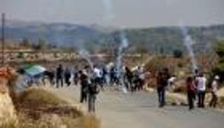 عشرات الإصابات في مواجهات بالضفة واعتقال طفلة بالقدس