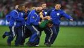 بالفيديو.. مشجع يقتحم مباراة بولندا والبرتغال