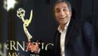 باسم يوسف أول عربي يقدم حفل جوائز