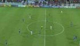 حارس النصر الإماراتي يدفع زميله لمنع هجمة خطيرة