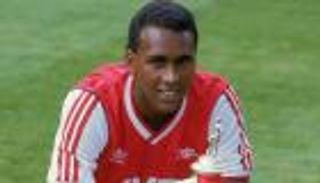 مشجعو أرسنال يحيون الذكرى الـ15 لوفاة نجم الفريق السابق