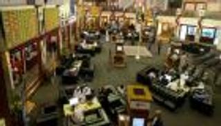 "سوق دبي" يواصل الخسائر لأدنى مستوياته في عامين.. و"أبوظبي" يلتقط أنفاسه