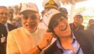 صورة.. "قرصة أذن" من رئيس وزراء الهند لنجل أكشاي كومار