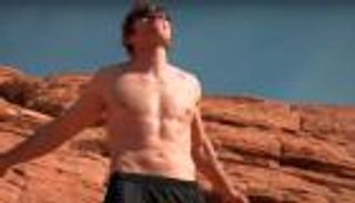 بالفيديو.. دين أمبروز يستعين بقوة الصحراء لقهر بروك ليسنر