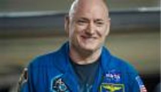 رائد الفضاء "العائد من المريخ" يتقاعد من "ناسا" برقم قياسى
