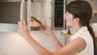 احذروا.. الطهي بالميكروويف يؤثر على الخصوبة والقلب