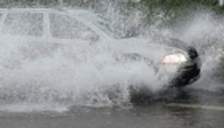 كيف تواجه الانزلاق على الماء أثناء قيادة السيارة؟ 