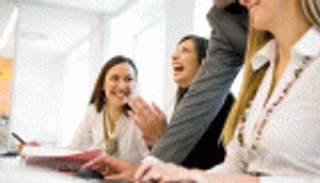 الضحك في العمل أقوى من فنجان القهوة.. ما السر؟