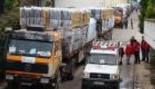 دخول أول قافلة مساعدات لحي الوعر المحاصر في حمص السورية 