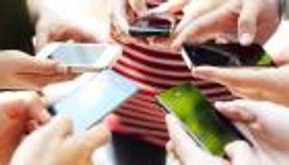 الرجال أكثر إدمانا للهواتف.. والنساء يفضلن الألعاب