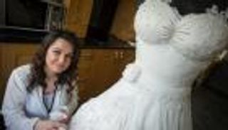 بالصور.. فستان زفاف مصنوع من الكيك اللذيذ