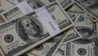 الدولار يتراجع تحت ضغط هبوط النفط وبيانات أمريكية ضعيفة