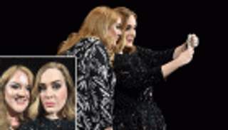 أديل تحقق حلم شبيهتها وتلتقط معها "سيلفي" 