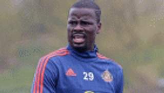 وكيل لاعبين يتسبب في إيقاف مدافع سندرلاند لمدة عام