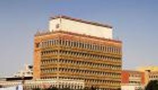 المركزي اليمني يخفض العملة إلى 250 ريالا للدولار