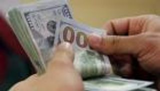 الدولار يهوى تحت وطأة الفائدة الأمريكية