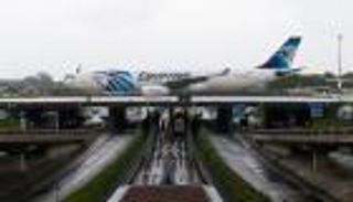 اليونان:  أشلاء بشرية ومقاعد وحقائب بين حطام الطائرة المصرية