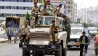 القوات اليمنية تستعيد السيطرة على قاعدة عسكرية في عدن 