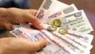 تقرير: انخفاض العملة وضعف السياحة في مصر ينذران بتباطؤ النمو في 2016