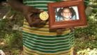 بالفيديو.. طفلة تعثر على ميدالية أولمبية ذهبية مسروقة