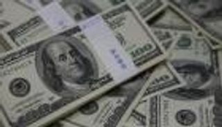 الدولار يتخلى عن مكاسبه بعد ارتفاعه لأعلى مستوى في أسبوعين