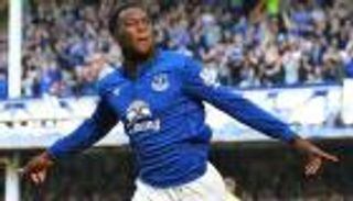 لوكاكو يتفوق على كبار مهاجمي العالم في بداياتهم