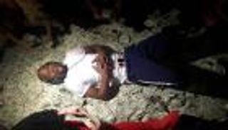 بالصور.. الملاكم مايويذر يسترخي فوق كومة من الأموال