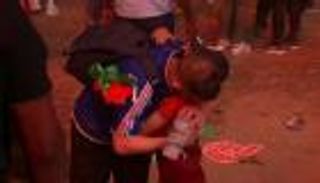 مشجع فرنسا الباكي يكرر العناق الشهير مع طفل البرتغال