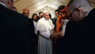 بالصور.. بابا الفاتيكان للاجئين في اليونان: لا تفقدوا الأمل