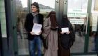 "رشيد نكاز".. جزائري سدد "غرامات" النقاب والبوركيني