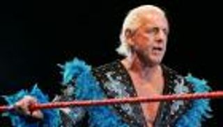 أسطورة المصارعة ينصح ليستر.. ويسخر من مانشستر