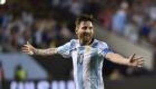 فيديوجراف.. 5 نجوم سبقوا ميسي في الاعتزال الدولي المبكر