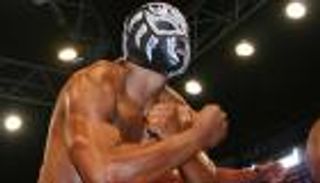 المصارع لا سومبرا يتخلى عن تنكره في أول ظهور بــNXT