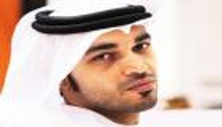 بالفيديو.. إعلامي إماراتي يغني عن معاناة الموظف مع المدير 