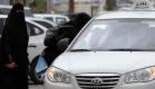 سعوديات يواجهن حظر القيادة وهروب الأزواج بـ"سواق المشوار"