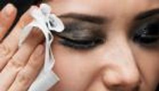 7 نصائح تساعدكِ على إزالة الماكياج بطريقة سليمة