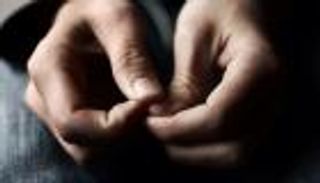 حركات الأيدي والعيون تكشف الكاذبين